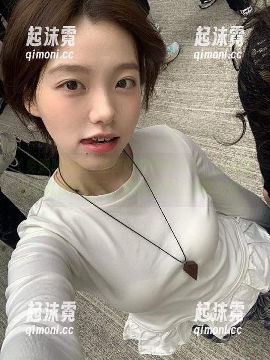 免费吃瓜网的网页，让我想起小时候的夏天，躺在草地上没事儿做！