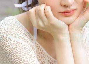网曝黑料：视频中她的裙子，风一吹好多“故事”都显现出来了！
